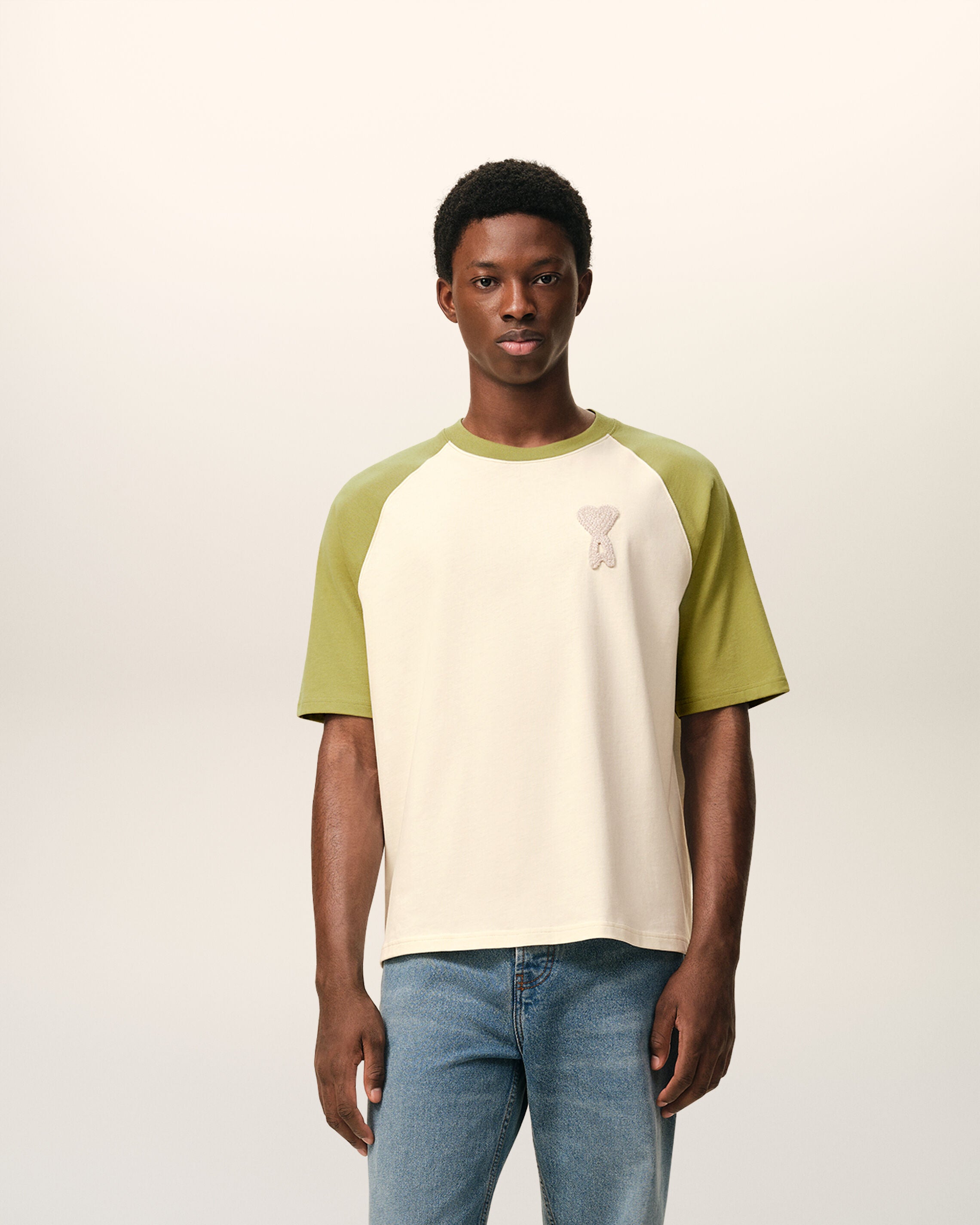 VIT CREAM/MATCHA Vitt och grönt bomullsknäppad Ami de Coeur stickad patch-T-shirt | Ami Paris