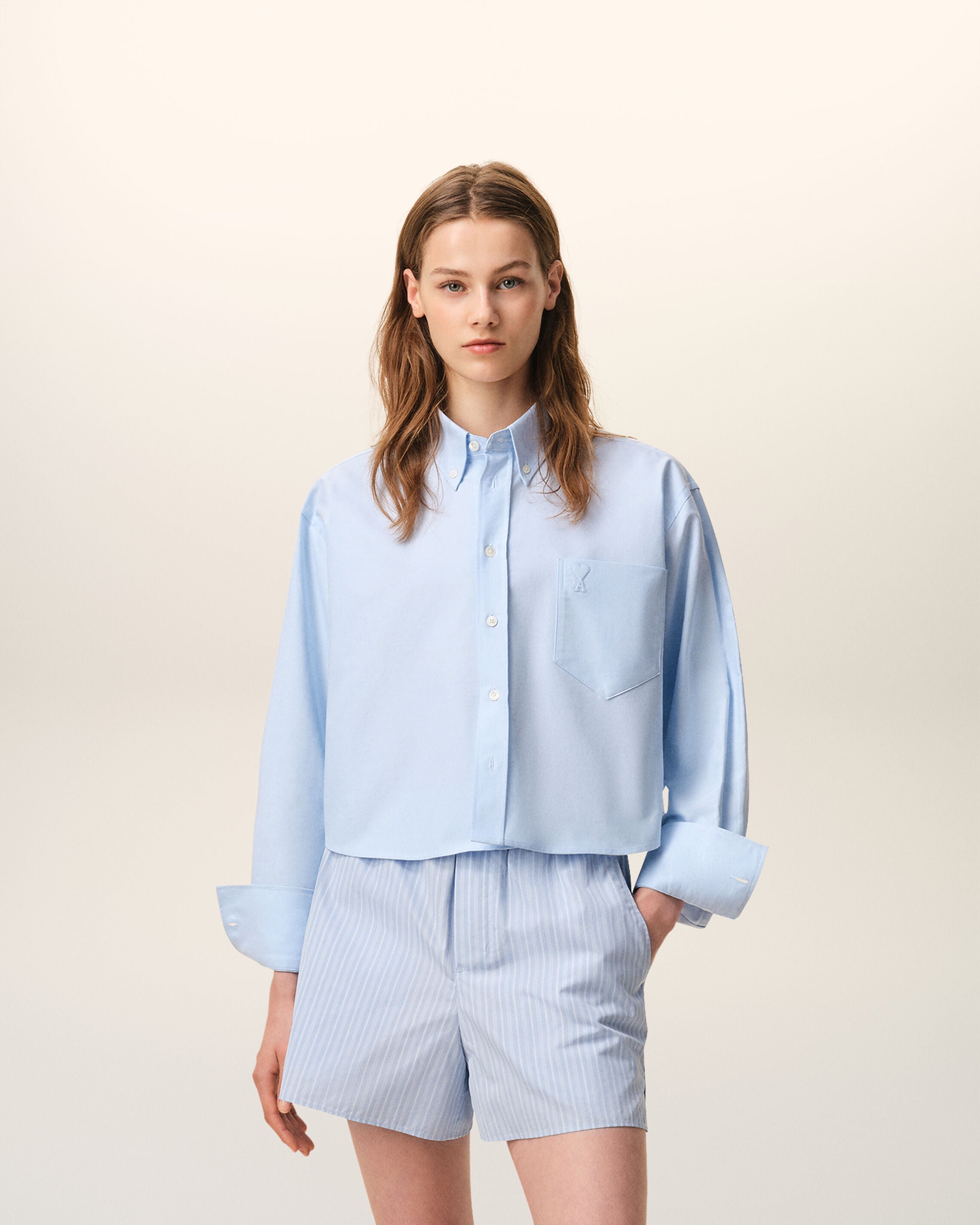 HÖGKULOR BLÅ Kotton Ami De Coeur Cropad Oversized Skjorta | AMI PARIS